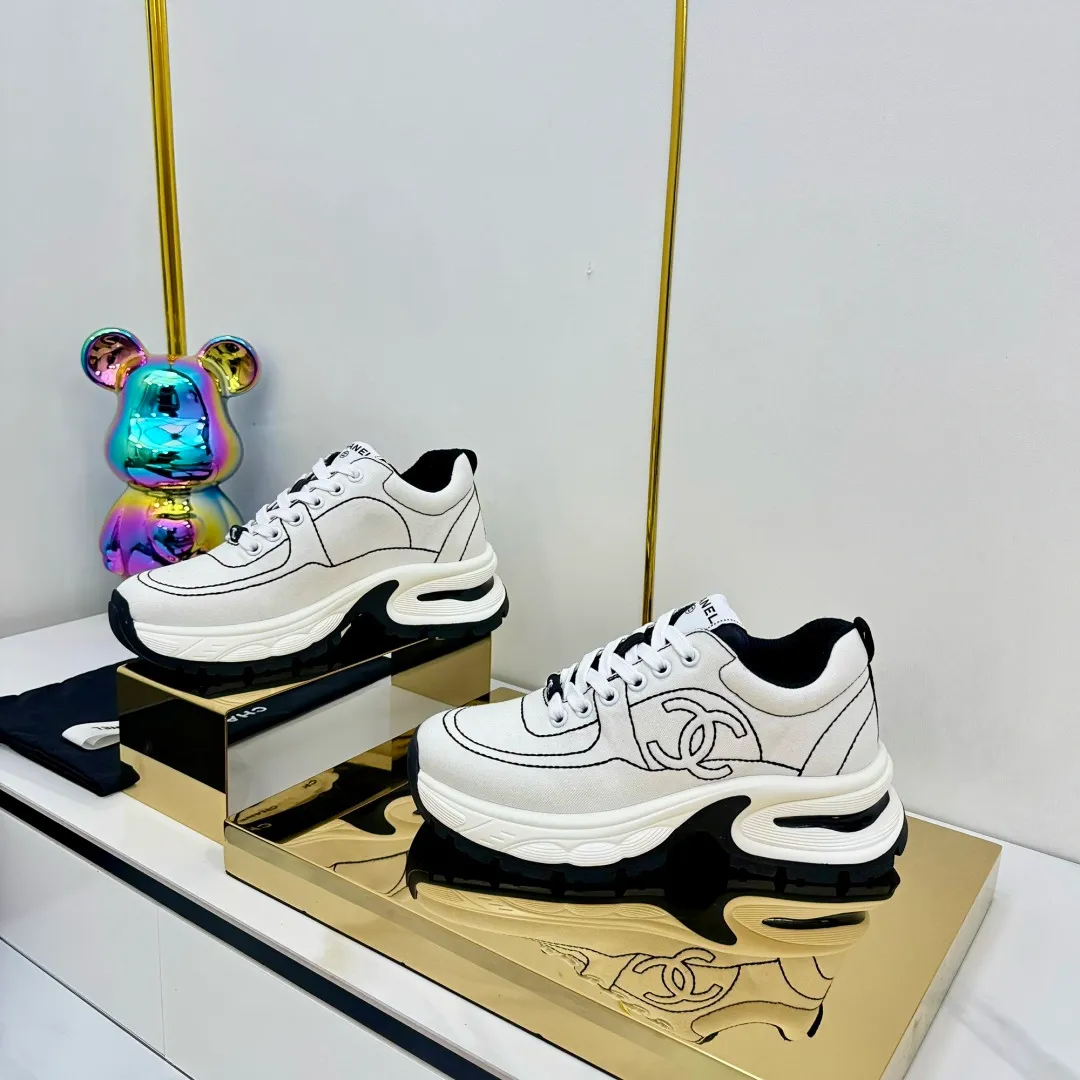 👟👟Ex-factory price 680👟👟 Upgraded version, upgraded version, upgraded version! No rebuttal accepted! ! ! ! Chanel Chanel panda shoes! 2025 counter's top casual sports shoes. This classic design; the upper is electro-embroidered with a variety of techniques; the outsole is fashionable and sporty; the unusual inclusion of a variety of color matching elements... The diversified mix and match is very good-looking and versatile, and can be used for leisure, fashion, sports, and outdoor... ꫛꫀꪝ Go➫ Materials: ❶Upper made of: original imported first-layer silk cowhide + original waterproof cloth + original first-layer cowhide ❷Inner lining: Original Yangli+Net ❸Outsole based on: Original TPU combination outsole Counter boutique packaging complete set for women 35–41 👉 👉 👉 👉
